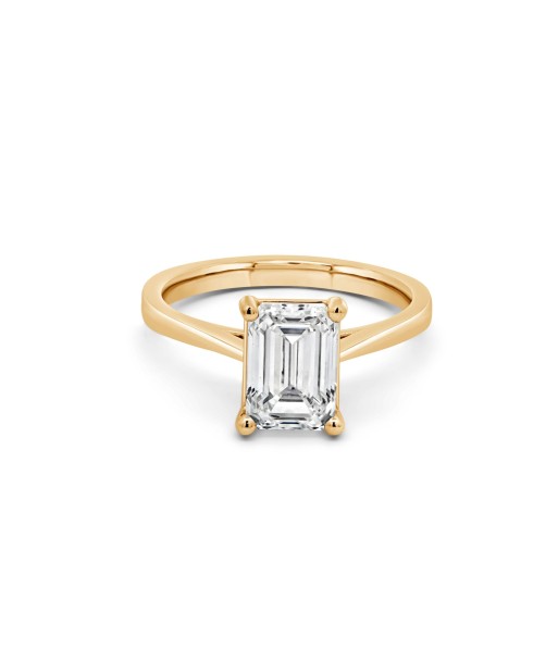 2.00CT Lab Grown Emerald Cut Engagement Ring: Yellow Gold hantent personnes